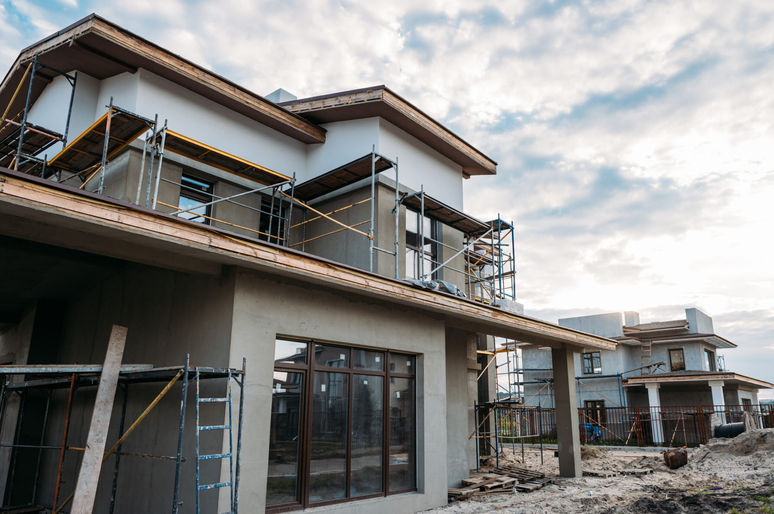 Partially completed multi-unit residential property with scaffolding – highlighting Cascara Capital’s bridge loan solutions for transitional financing.